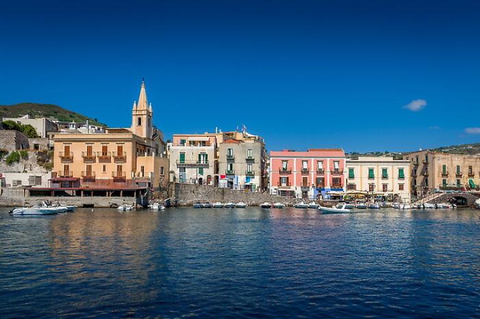 Covid, festa di compleanno interrotta dai Cc a Lipari