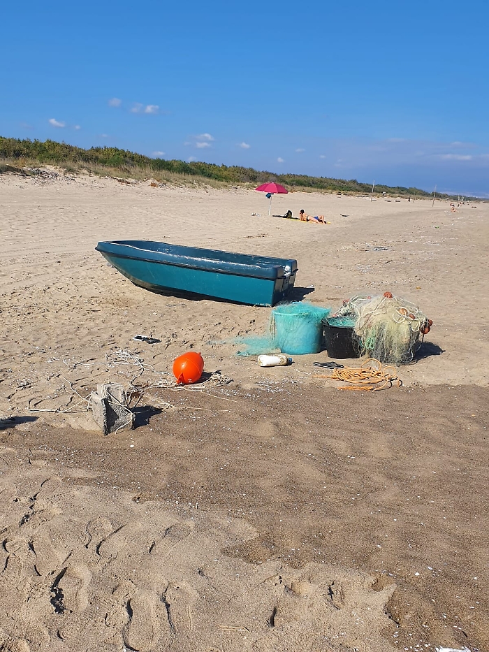 Catania, Vaccarizzo: attrezzature da pesca abbandonate