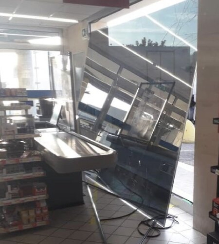 Vittoria, capra vede la sua immagine riflessa in una vetrina e la sfonda