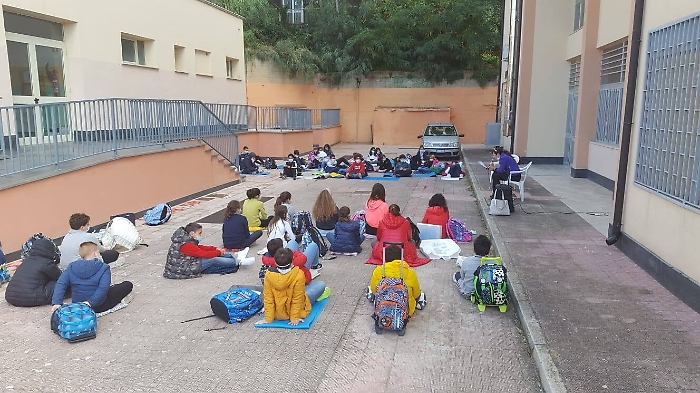 Lezione all'aperto per alcuni studenti dell'Istituto comprensivo "Esseneto" di Agrigento