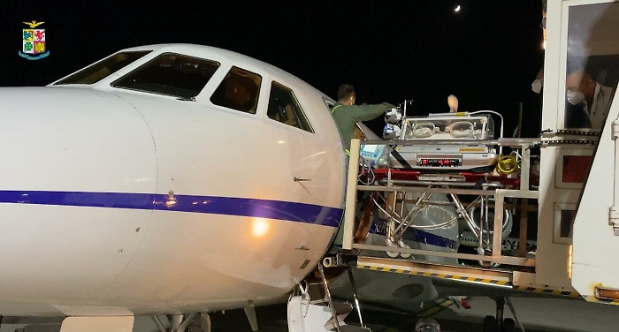 Catania, neonata di due giorni in fin di vita trasportata a Roma su un Falcon dell'Aeronautica