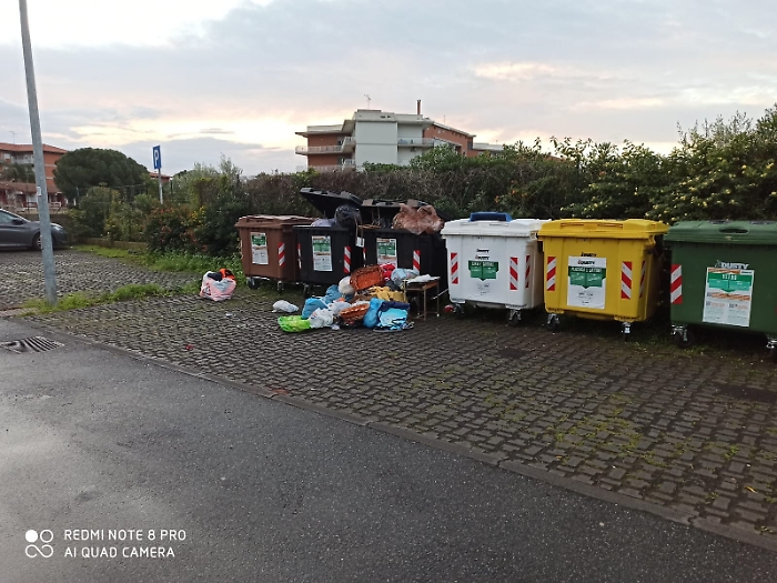 Catania: cassonetti posti in un area parcheggio