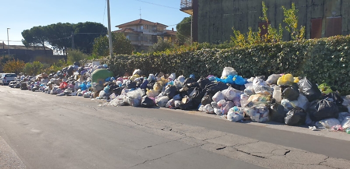 San Giovanni Galermo:  strada al confine utilizzata come discarica