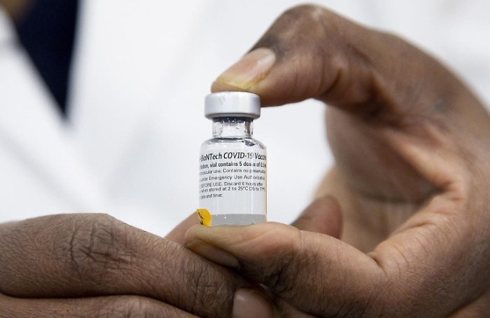 Coronavirus, l'Europa accelera sul vaccino di Pfizer: prime dosi entro il 2020