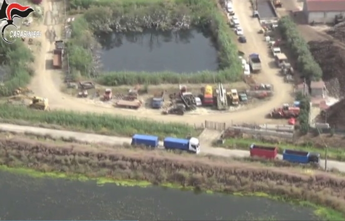 Tangenti dietro la discarica Eco Beach, realizzata sul letto di un fiume