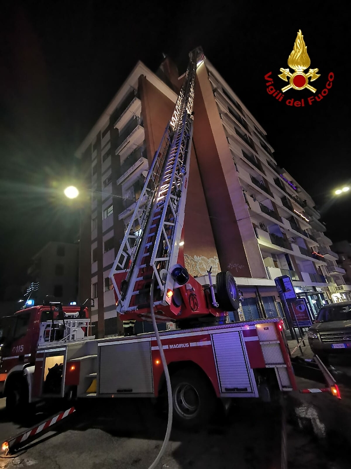 Catania, allarme per una caldaia mal funzionante: arrivano i vigili del fuoco