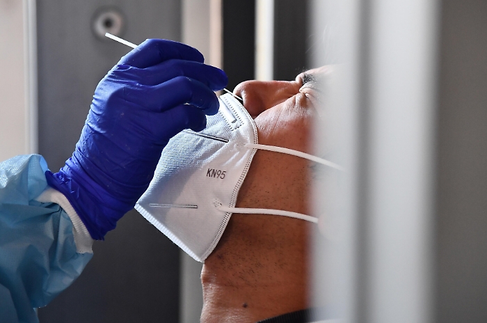 Caccia alla variante Covid anche in Sicilia: già individuate 1.115 arrivate dal Regno Unito