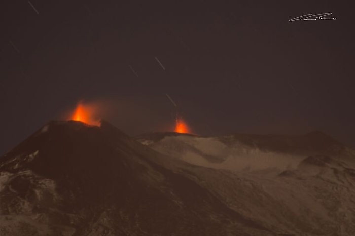 Una delle rarissime doppie esplosioni che ci regala l'Etna