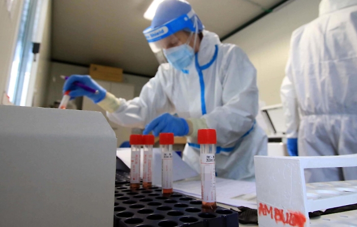 Covid, picco di positivi  a Palermo ai test drive-in prima di Capodanno