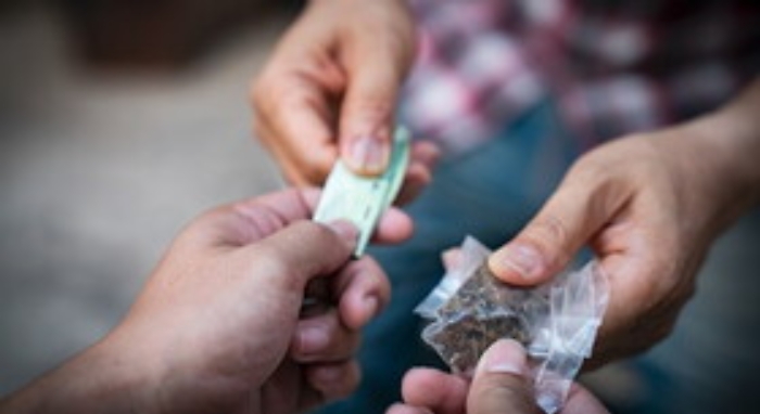 Messina, nonna aiuta nipote e amico a spacciare droga: arrestati