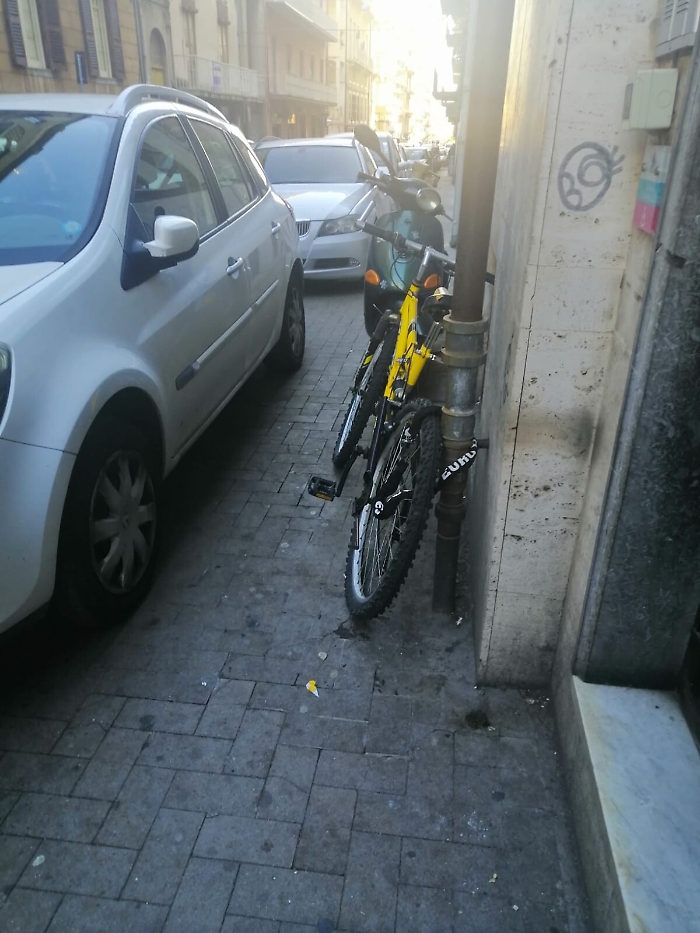 Catania: i pedoni in via Ingegnere devono "volare"