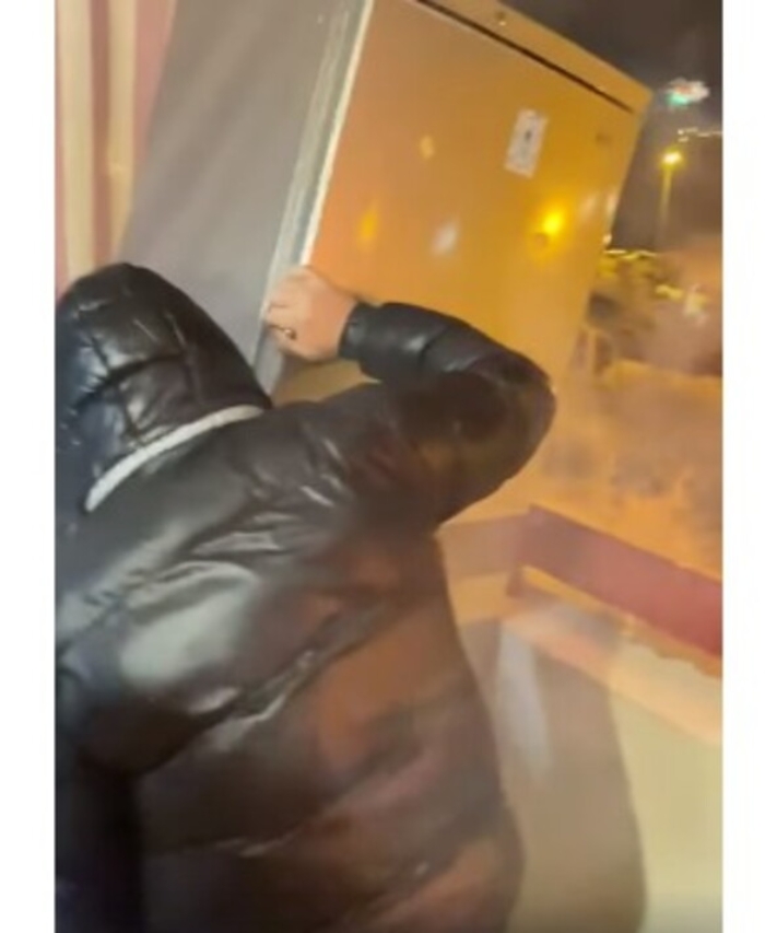 Capodanno, video e denunce shock: bimbo spara da finestra e frigo giù dal balcone