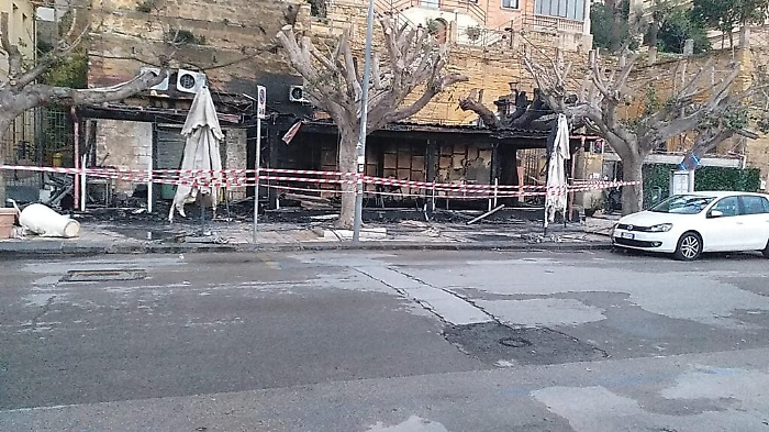 Incendio distrugge gazebo e arredi del Caffè Nobel