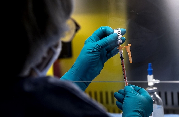 Dottoressa di Siracusa positiva dopo vaccino anti Covid, l'Iss: «Efficacia a 7 giorni dalla seconda dose»