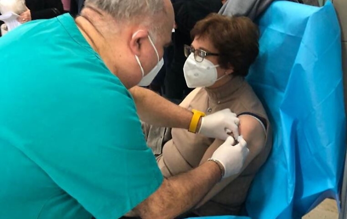 La dottoressa Franco mentre riceve la prima dose di vaccino a Palermo