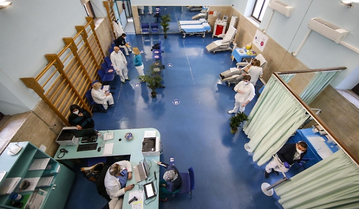 App e sms per prenotare, liste d'attesa per cognome o et&agrave;: come funzioner&agrave; la vaccinazione di massa