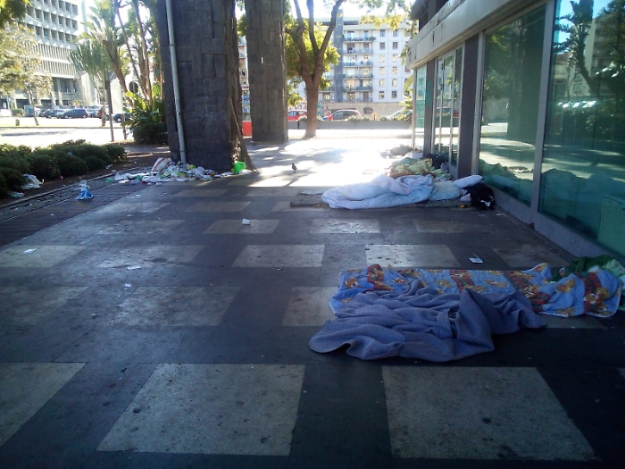 Catania, corso Sicilia: sporcizia, senzatetto e degrado