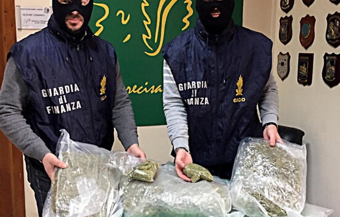 Catania, sul Tir fermato in Tangenziale il cane fiuta 6 kg di marijuana
