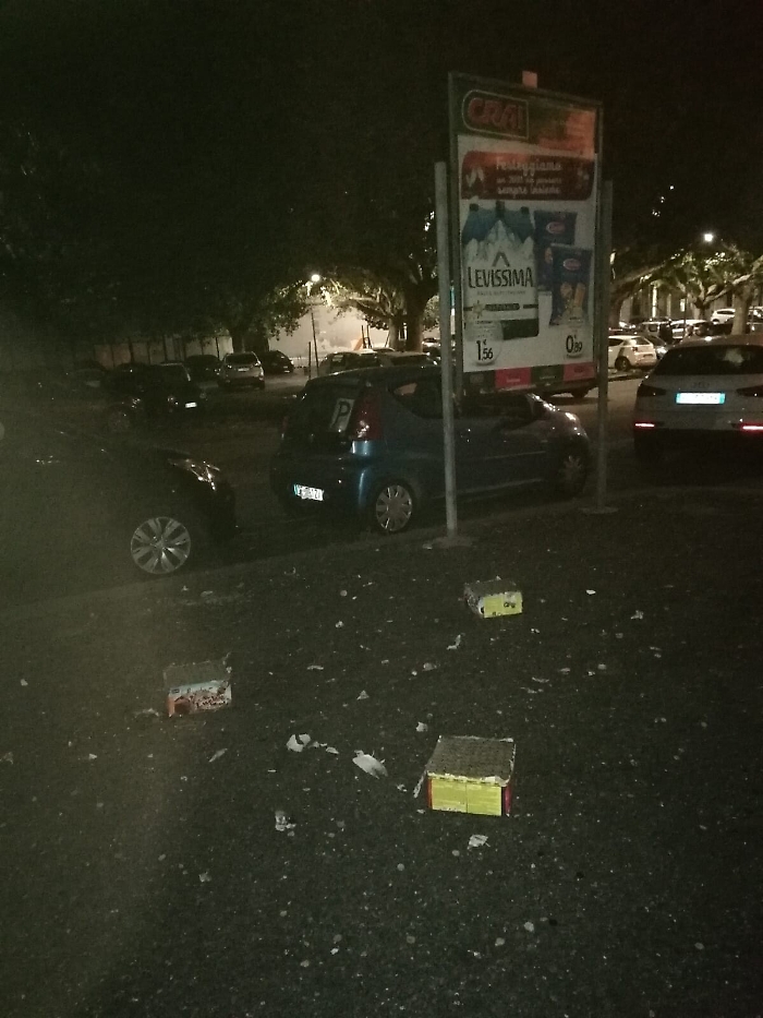 Catania: fuochi d'artificio esplosi vicino gli alberi