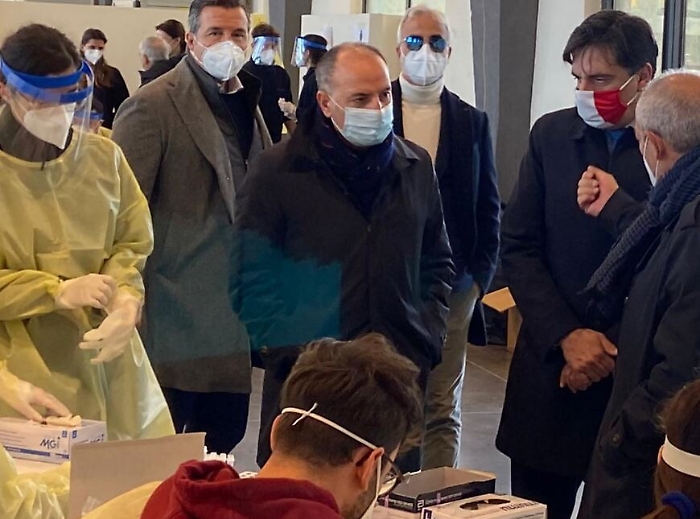 Catania, Pogliese: «Troppi contagi, rinviare il rientro a scuola»