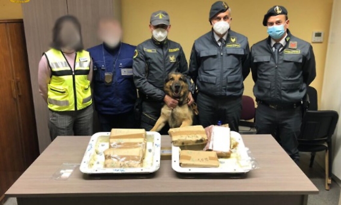 Catania, cocaina per 1 mln di euro tra containers di frutta esotica al porto