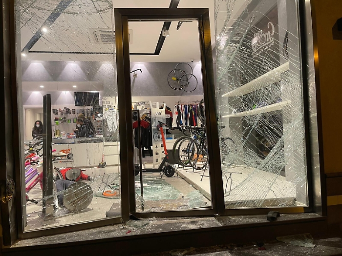 Giarre, banda della "spaccata" in azione nella notte razz&igrave;a bici in negozio