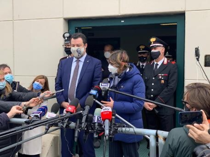 Open Arms, rinvio udienza per Salvini
La sua difesa: «Persone pericolose a bordo»