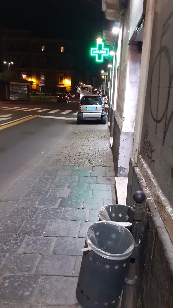 Catania: parcheggio selvaggio in Via Vittorio Emanuele