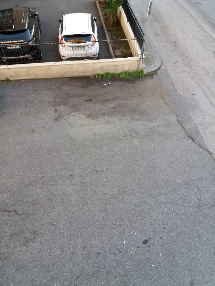 Catania, via Grassi Bertazzi sempre piena di cenere lavica