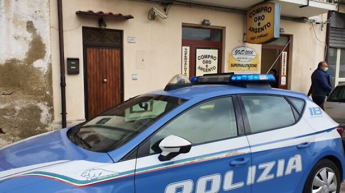 Augusta, tre chili di marijuana nascosta tra i ricambi dell'auto