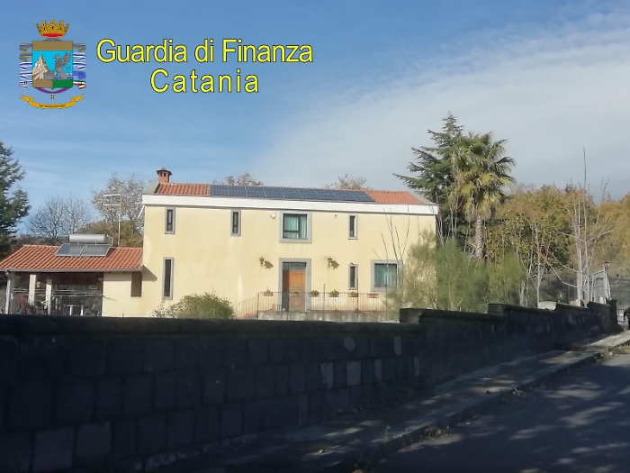 Pedara, hanno debito col Fisco per 41 milioni e simulano la donazione della villa ai figli