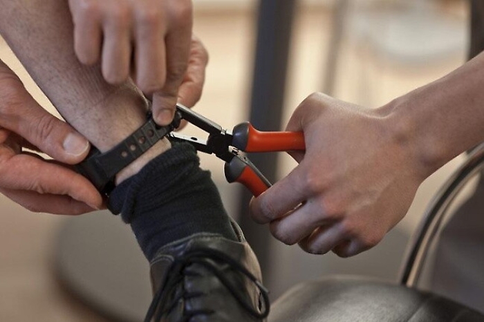 Siracusa, rompe il braccialetto elettronico e va a rapinare gioielleria