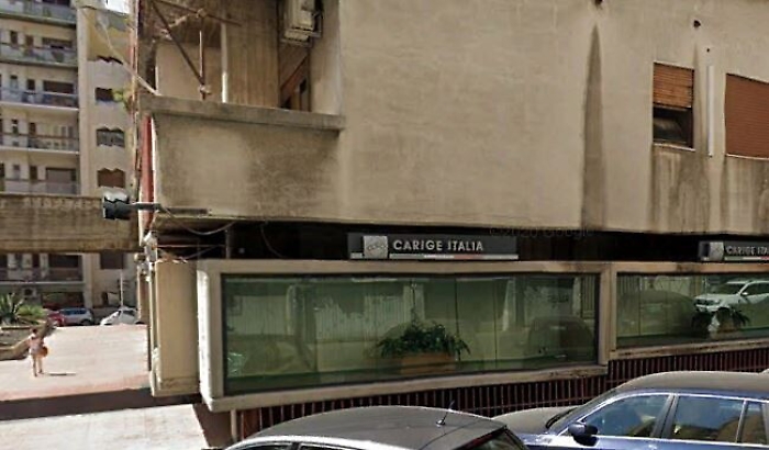 Catania, armato di taglierino rapina la Carige di via Vittoria Veneto