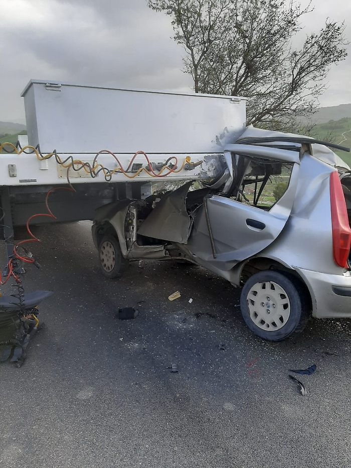 Cammarata, rimorchio di sgancia da un tir e travolge auto: due feriti gravissimi