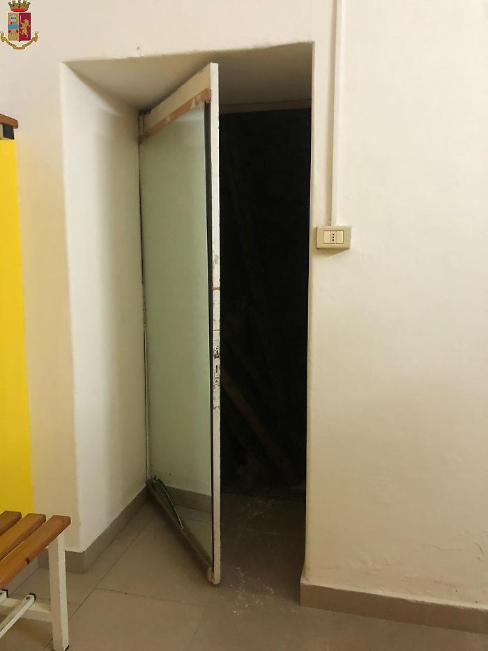 Catania, la palestra aperta nonostante i divieti: la Polizia scopre i clienti nascosti nello sgabuzzino