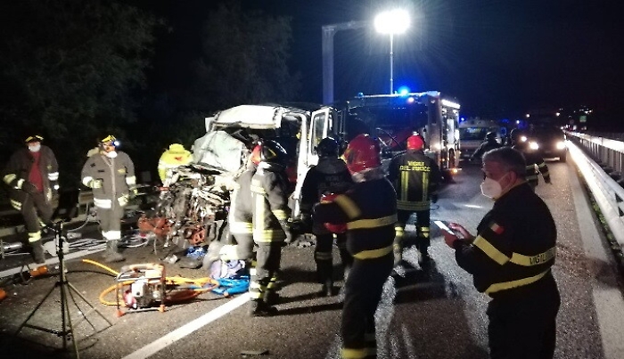 Furgone contro camion fermo lungo Pa-Ct: un morto e sei feriti