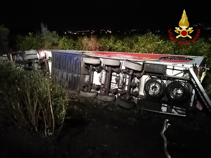 Tir carico di agrumi si ribalta lungo la Ct-Me: ferito l'autista