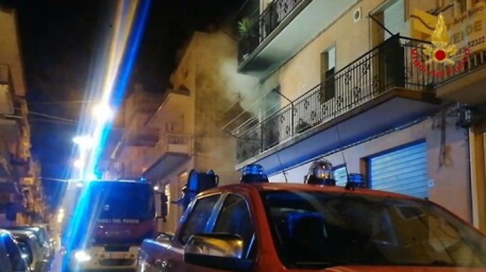 Ragusa, incendio forse causato da coperta elettrica: salvata anziana