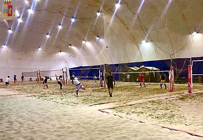 Covid, beach tennis "proibito" in club a Gravina ma giocavano in tanti