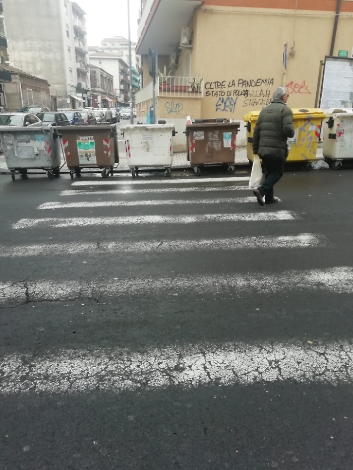 Catania Via Filocomo: cassonetti sulle strisce pedonali