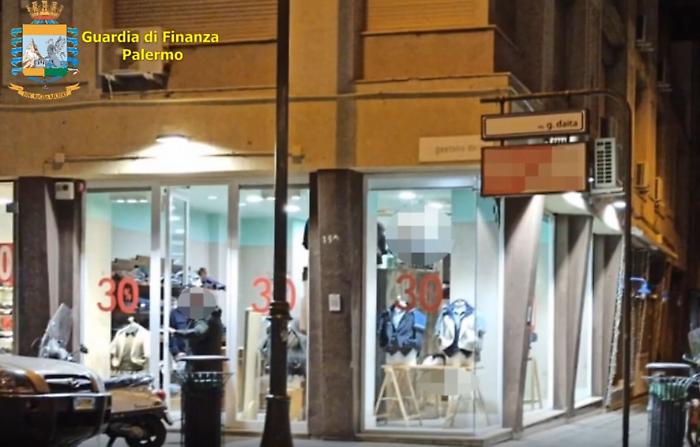 Fallimento pilotato dei negozi di abbigliamento, arrestati i fratelli Mazzara