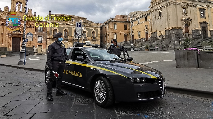 Catania, a spasso senza mascherina: multati dalla GdF