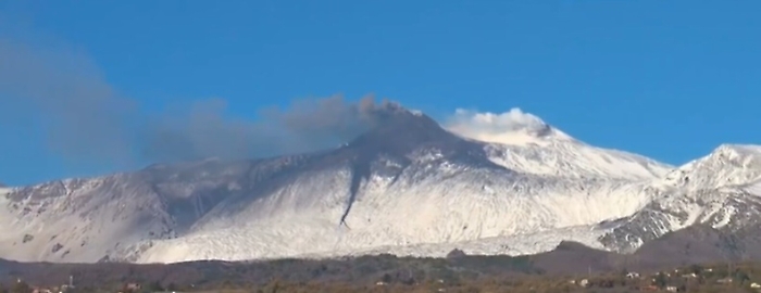 L'Etna si calma dopo notte di fuoco ma continua a sbuffare cenere
