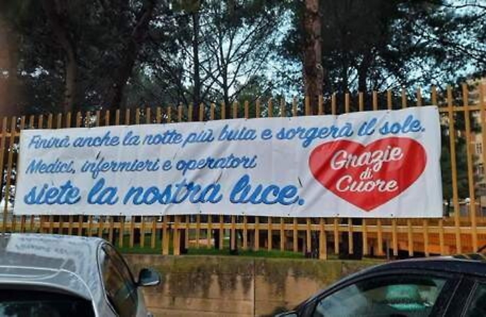 Covid, "Siete la nostra luce": striscione per medici e infermieri a Partinico