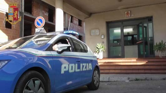 Vittoria, manda la compagna in ospedale e poi l'aspetta fuori con un coltello