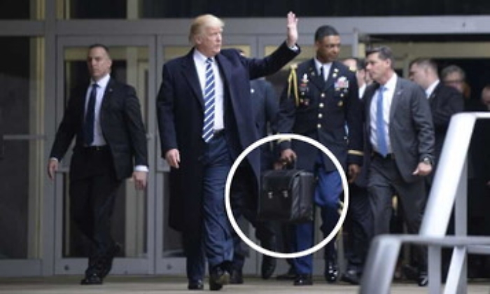 Trump porta via con sè la valigetta coi codici nucleari: a Biden ne verrà consegnata un'altra