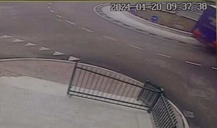 Danneggia la rotonda del Quadrivio Spinasanta: identificato e multato