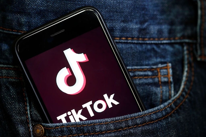 Il folle gioco su TikTok costato la vita a una bimba di 10 anni: e ora il social è sotto accusa