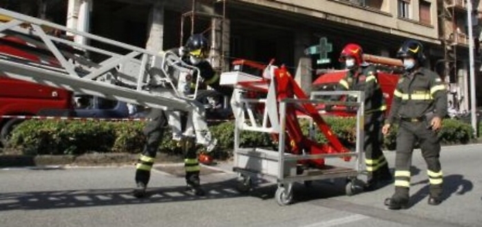 Covid, positivo ma troppo pesante per trasporto in ospedale: preso dai pompieri