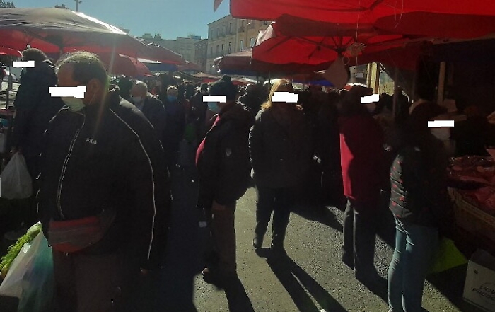 Covid, a Catania troppa gente in giro: folla ai mercati e auto in doppia fila